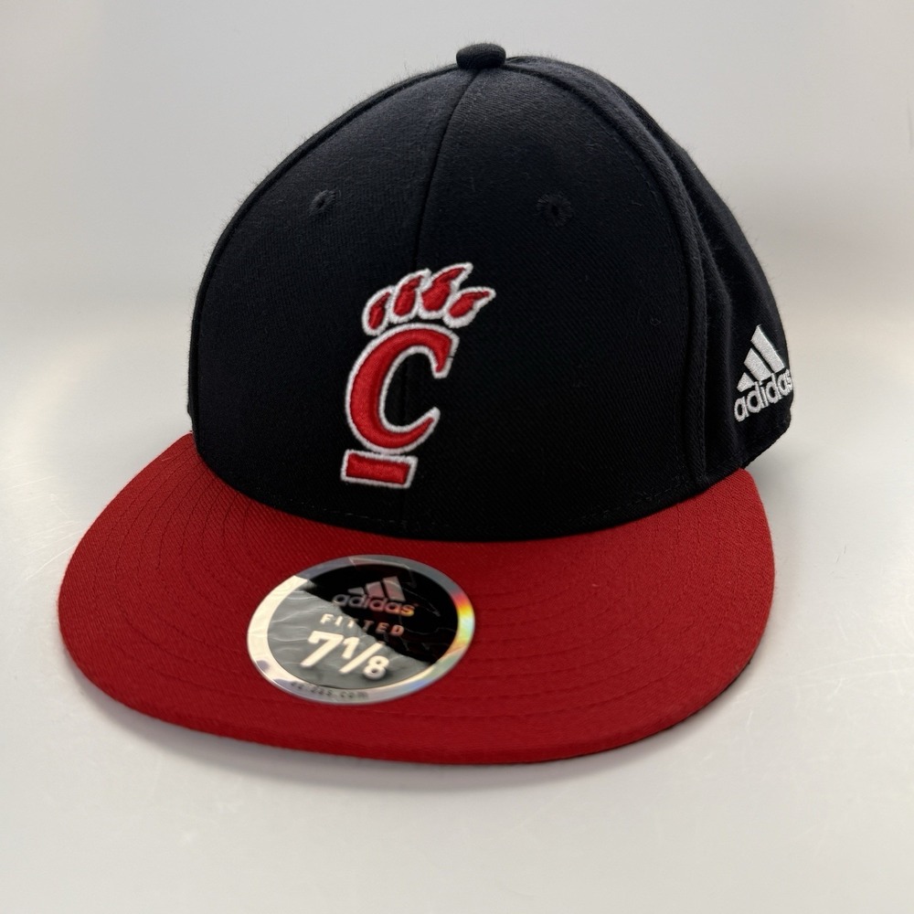 University of Cincinnati‎ Adidas Fitted Hat 7 1/8 Black Red Logo Baseball Cap